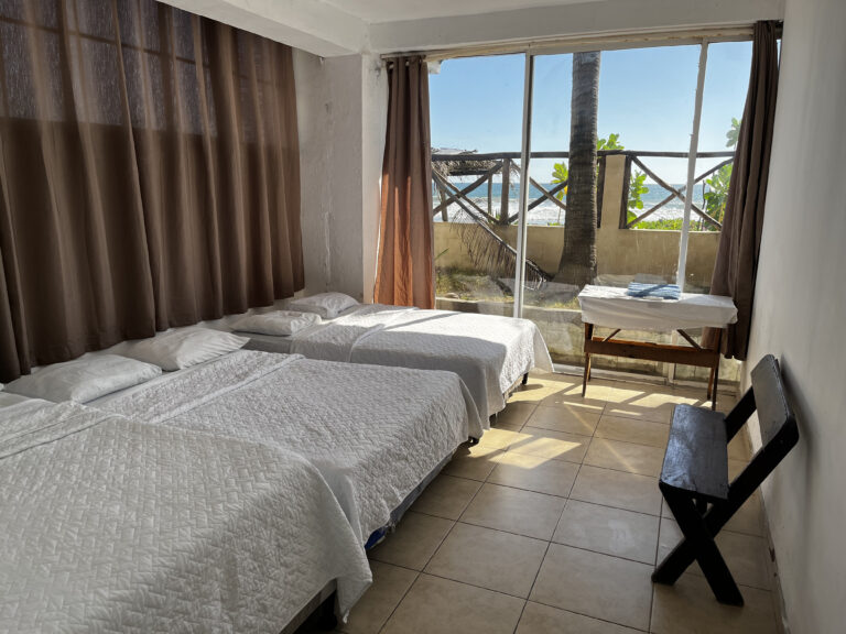 Habitación Triple con vista al mar en anexo